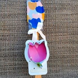 Bakeshop cookie cutter and spatula